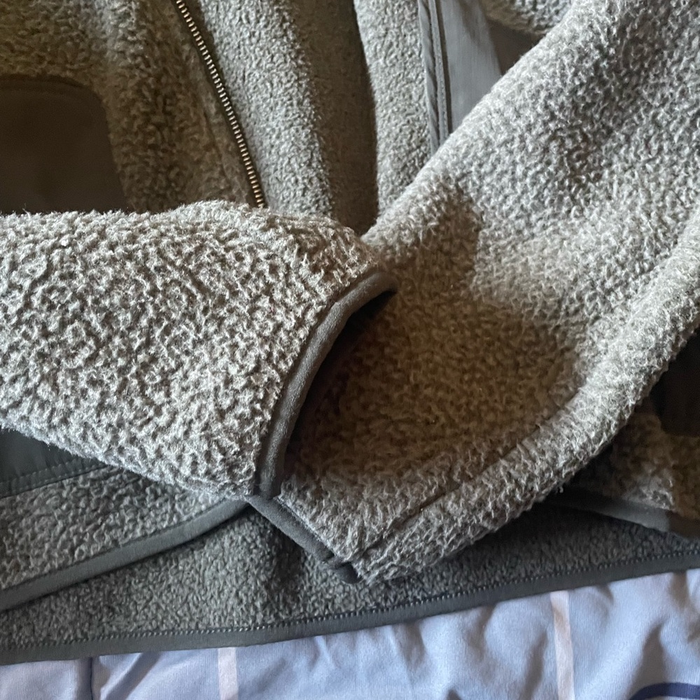 Vuori army green fleece